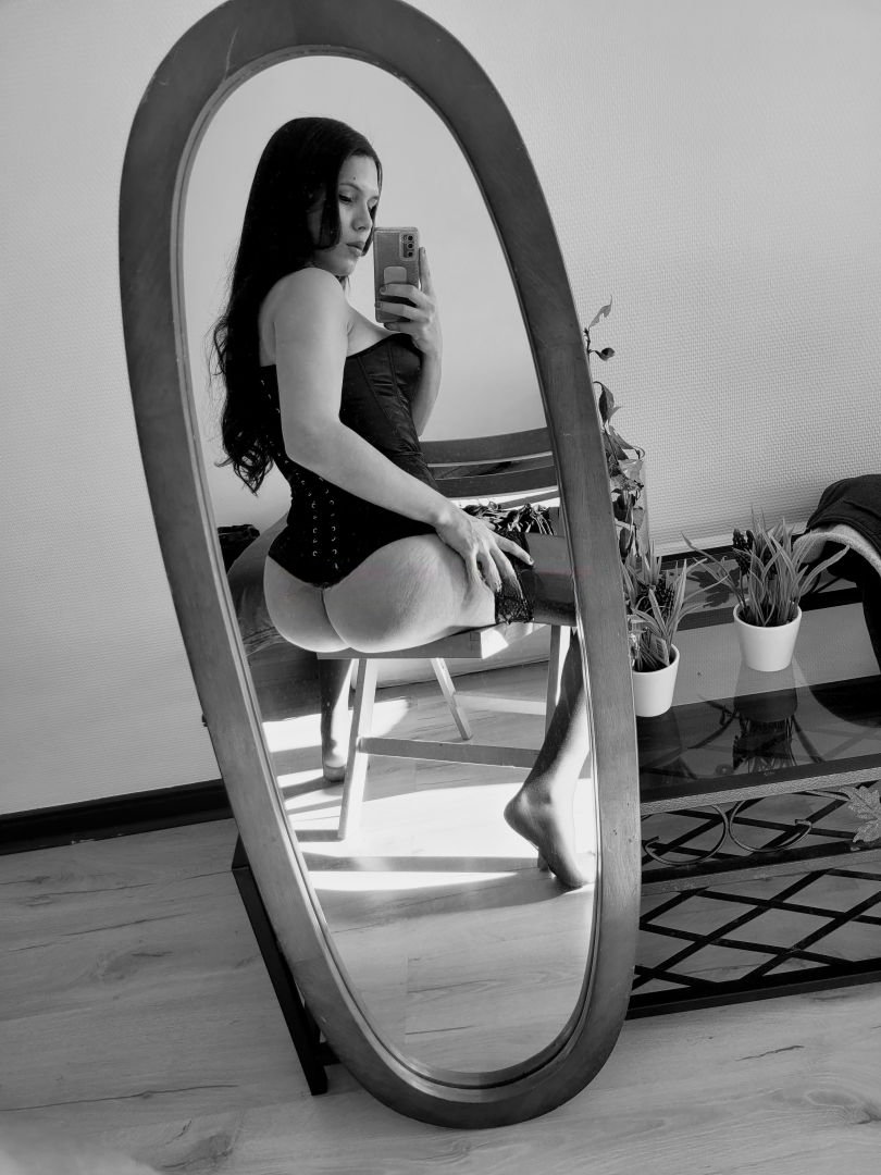 Julia Gomez - photo 5
